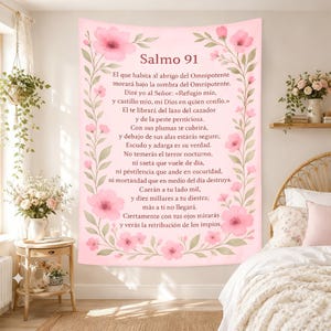 Puede incluir: Un tapiz rectangular con fondo rosa claro y un borde floral de flores rosas y hojas verdes. En el centro se muestra el texto Salmo 91 seguido del versículo bíblico completo en español con una tipografía serif de color marrón oscuro.