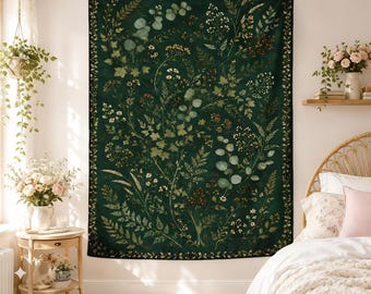 Puede incluir: Un tapiz de pared rectangular con un fondo verde bosque oscuro y un estampado botánico de varios helechos, hojas de eucalipto y pequeñas flores silvestres blancas. El diseño está enmarcado por un borde fino con un patrón de enredaderas.