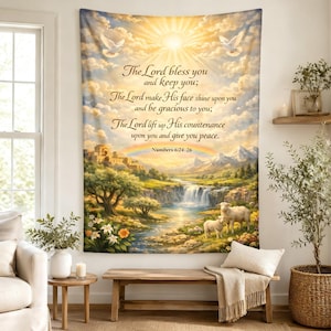 Könnte beinhalten: Ein rechteckiger Wandteppich mit einer Landschaftsdarstellung von einem Wasserfall, Bergen und zwei Schafen. Der Himmel zeigt eine helle Sonne, Wolken und zwei weiße Tauben. Der Text lautet: The Lord bless you and keep you; Numbers 6:24-26.