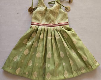 Vestido de bebé Banarasi verde pistacho hecho a mano, ropa étnica india, vestido de una pieza para niños pequeños