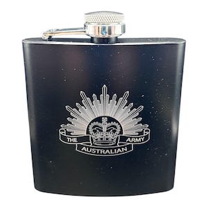 Może przedstawiać: Czarny, stalowy termos z srebrną nakrętką i zawiasem. Z przodu termosu znajduje się biały emblemat z napisem "THE AUSTRALIAN ARMY". Termos jest przeznaczony do przechowywania płynów.