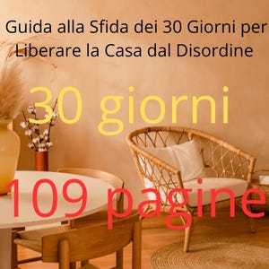 Può includere: Una scena di interior design con un tavolo rotondo bianco e sedie in legno. Una sedia intrecciata con un cuscino bianco è sullo sfondo. Il testo in italiano recita "Guida alla Sfida dei 30 Giorni per Liberare la Casa dal Disordine", "30 giorni" e "109 pagine".
