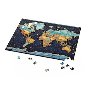 Puede incluir: Un rompecabezas de mapa del mundo parcialmente ensamblado. El rompecabezas presenta un diseño de estilo vidriera con un fondo azul oscuro y continentes coloridos. Varias piezas del rompecabezas están esparcidas por los bordes.