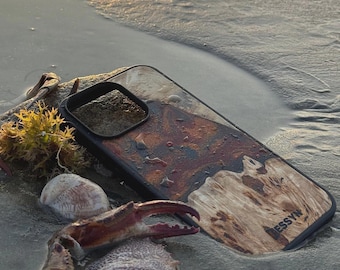 Funda para iPhone y Samsung de resina epoxi RESSYN "Classy Brown" hecha a mano y personalizada.