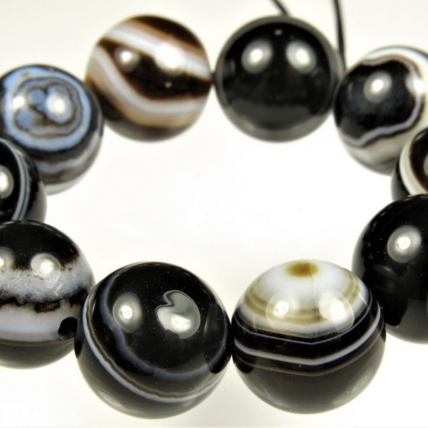 BARGAIN (5% off) ~ originally 12.55 ~ Beautiful Bull's-Eye Cut Black White Sardonyx Banding Agate Round Bead - 10mm - 10 Beads - C5941