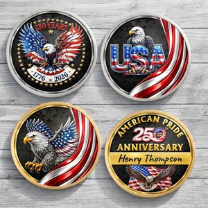 Könnte beinhalten: Vier runde Gedenkmünzen mit patriotischen Designs. Eine Münze zeigt einen Adler mit rot-weiß-blauen Flügeln und dem Text "250 YEARS 1776 2026". Eine weitere Münze zeigt "USA" mit einem Adler und Streifen der amerikanischen Flagge. Die dritte Münze hat einen Adler mit der amerikanischen Flagge. Die vierte Münze lautet "AMERICAN PRIDE 25TH ANNIVERSARY Henry Thompson".