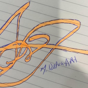 Pode incluir: Uma obra de arte abstrata laranja e azul em papel pautado. O design apresenta uma assinatura estilizada e fluida com contornos laranja e detalhes azuis. O nome do artista, "M. Delva Art", está escrito em tinta azul.