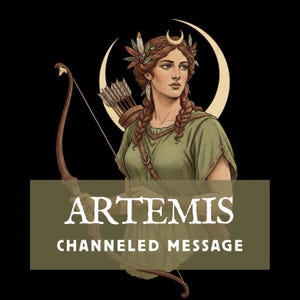 Op de afbeelding: Illustratie van Artemis, de Griekse godin van de jacht, met pijl en boog. Ze draagt een groene tuniek, een halve maan kroon en heeft gevlochten haar. De tekst "ARTEMIS CHANNELED MESSAGE" staat op een donkergroene rechthoek.