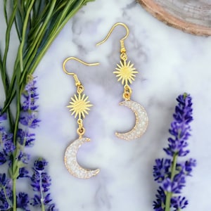 Charmantes boucles d'oreilles en croissant de lune/soleil avec pierres précieuses