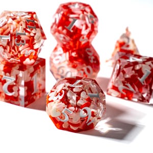 Love Spell Dice Set ，Red Heart DND Dice Set: Sharp Edge Polyhedral Resin Dice，DND RPG Valentine's Gift Heart Themed Resin Dice