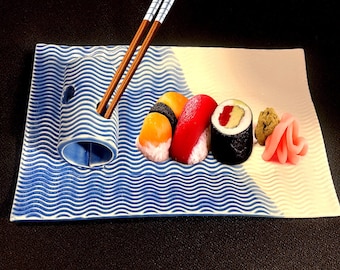 Piatto da sushi in ceramica Studio Pottery con porta bacchette integrato – Blue Wave, firmato