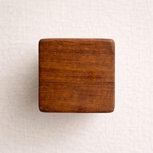 Quadratischer Knauf aus Massivholz für Schränke & Schubladen