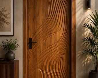 Op de afbeelding: Een houten deur met een natuurlijke bruine afwerking voorzien van een reeks verticale, vloeiende, golfachtige uitgesneden groeven over het oppervlak. De deur is uitgerust met een matzwarte rechthoekige klink en zit in een bijpassend houten kozijn.