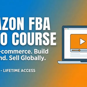 Könnte beinhalten: Werbung für einen Amazon FBA-Videokurs. Das Bild zeigt einen Laptop mit einem Videoplayer, Amazon-Boxen und einem Globus-Symbol. Der Text enthält "AMAZON FBA VIDEO COURSE" und "Master E-commerce. Build Your Brand. Sell Globally."