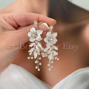 Bridal earrings floral pearl , bridal earrings flower and pearl, wedding earrings floral, wedding earrings flowers,flower and pearl earrings