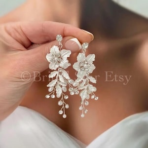 Flower and pearl earrings Bridal Earring floral wedding earrings for bride pearl statement earring with flowers pearl flower earrings bridal