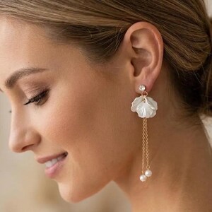 Bridal earrings flower pearl drop earring Wedding earrings for brides flower dangle earrings flower drop earrings boho white flower earrings