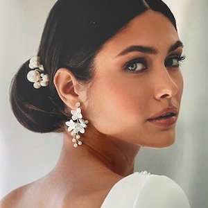 Floral bridal earrings white flower drop earrings Statement pearl earrings for bride ivory flower dangle earrings leaf earrings wedding