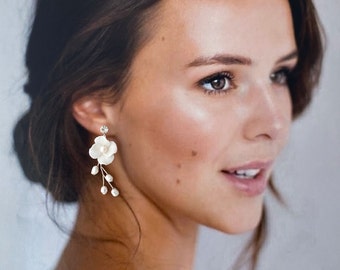 Bride earrings flower pearl drop earring Wedding earrings for brides flower dangle earrings flower drop earrings boho white flower earrings