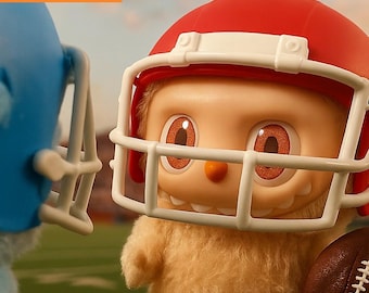 Conjunto de equipo de fútbol: casco y minibalón para peluche de colección de 17 cm / Edición deportiva hecha a mano (muñeca no incluida)