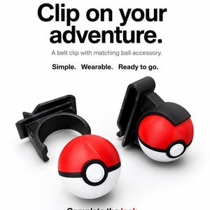 Op de afbeelding: Zwarte riemclip met een rood, wit en zwart balaccessoire. De afbeelding bevat de tekst "Clip on your adventure." en "Complete the look."