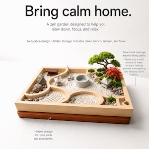 Puede incluir: Un jardín zen de dos piezas con almacenamiento oculto, rastrillos, un banco, una linterna y un cuenco. El jardín presenta un paisaje en miniatura con plantas, rocas y arena, diseñado para promover la relajación. El texto dice "Bring calm home."