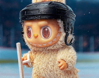 Conjunto de equipamiento de hockey: casco, patines y palo para peluche coleccionable de 17 cm / Edición deportiva hecha a mano (Muñeco no incluido)