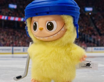 Set de mini casco y palo de hockey con disco – Accesorio deportivo para pista de hielo para peluche coleccionable de 20 cm / Edición de invierno hecha a mano (Muñeco no incluido)