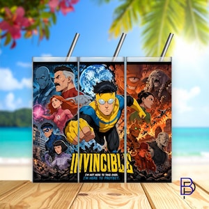 Op de afbeelding: Drie roestvrijstalen bekers met superheldenkunst. De bekers tonen personages uit de Invincible-stripreeks, met de titel en een citaat op de voorkant. Elke beker heeft een zilveren rietje.