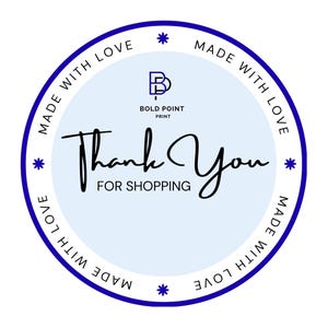 K&ouml;nnte beinhalten: Ein runder Aufkleber mit hellblauem Zentrum und dunkelblauem Rand. Der Text "MADE WITH LOVE" steht am Rand, mit "BOLD POINT PRINT" und einem Logo &uuml;ber den Worten "Thank You FOR SHOPPING", die in einer schwarzen Schreibschrift gedruckt sind.