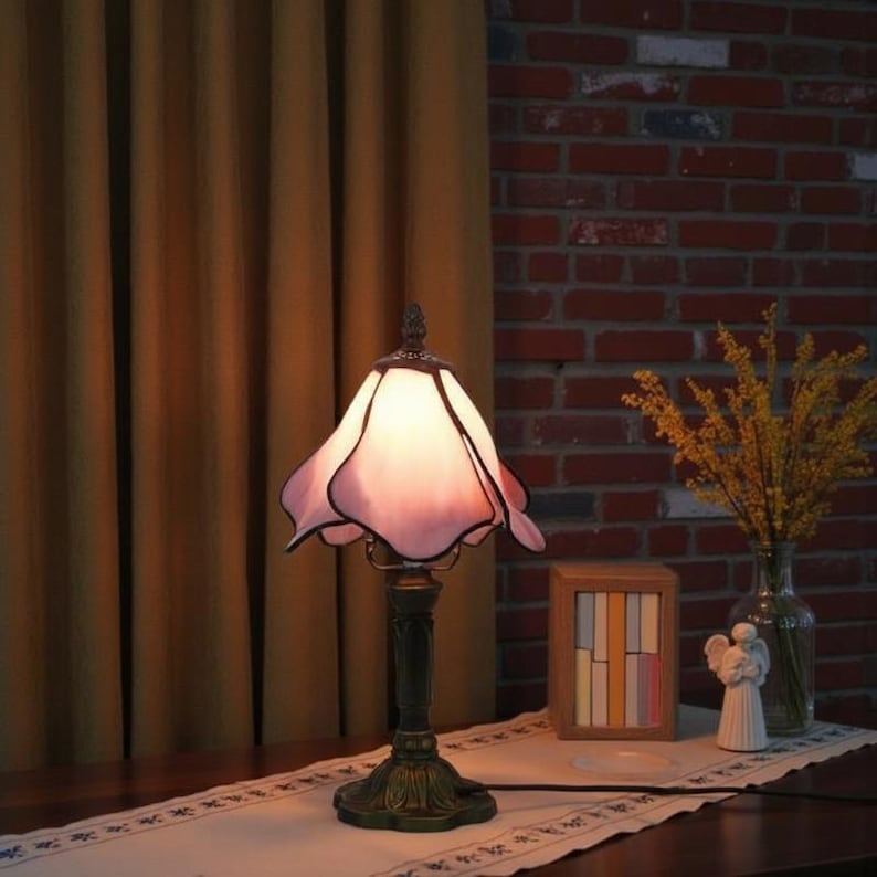 Lámpara de vitral con flores rosas, estilo vintage, para mesita de noche, ideal para una habitación romántica.