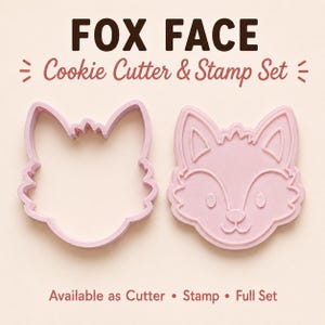 Può includere: Un set composto da tagliabiscotti e timbro a forma di muso di volpe rosa chiaro. Il testo FOX FACE Cookie Cutter & Stamp Set e Available as Cutter • Stamp • Full Set è stampato in marrone scuro. Il set include un tagliabiscotti e un timbro.
