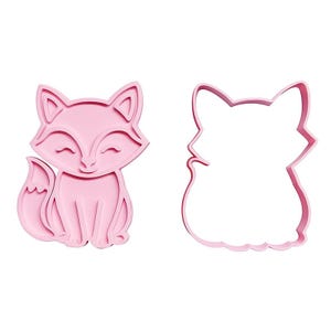 Peut inclure: Deux emporte-pièces roses en forme de renard. L'un est un renard détaillé avec un visage souriant et une queue touffue. L'autre est un contour de la forme du renard. Idéal pour la pâtisserie.