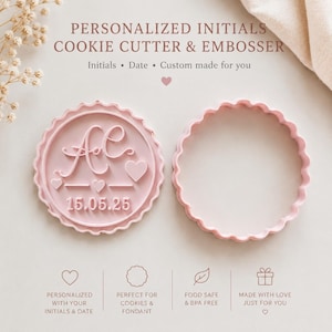 Peut inclure: Ensemble de découpe-emporte-pièce rose. L'embosseur affiche les initiales "AC", des cœurs et la date "15.05.25". Le texte indique "PERSONALIZED INITIALS COOKIE CUTTER & EMBOSSER". Conçu pour les biscuits et le fondant.