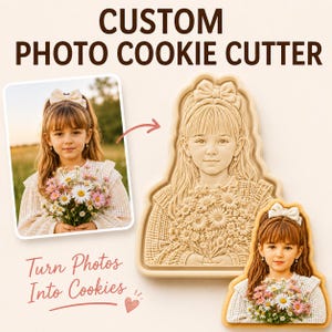Könnte beinhalten: Ein individueller Fotokeks-Ausstecher mit einem Reliefdesign einer jungen Person mit einer Schleife im Haar, die einen Blumenstrauß hält. Das Bild enthält den Text CUSTOM PHOTO COOKIE CUTTER und Turn Photos Into Cookies mit einem kleinen Herz.