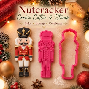 Può includere: Un set di stampo e tagliabiscotti a forma di schiaccianoci che include un biscotto decorato, uno stampo in plastica rosa con dettagli dello schiaccianoci e un tagliabiscotti rosa. Il testo Nutcracker Cookie Cutter & Stamp Bake • Stamp • Celebrate è visibile.
