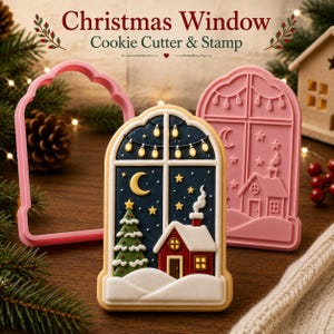 Könnte beinhalten: Ein bogenförmiger Ausstechform aus rosa Kunststoff und ein passender Stempel mit einem weihnachtlichen Fenstermotiv. Der Stempel zeigt ein Haus mit Schornstein, eine Mondsichel, Sterne und Lichterketten. Ein verzierter Keks zeigt das gleiche Design.