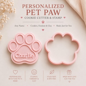 Może przedstawiać: Jasnoróżowa foremka do ciastek w kształcie łapy oraz pasująca pieczątka z imieniem Charlie. Tekst na obrazku brzmi PERSONALIZED PET PAW COOKIE CUTTER & STAMP, Any Name, Cookies, Fondant & Clay, Made Just for You, Food Safe & BPA Free.