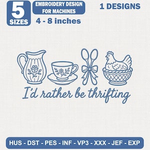 Peut inclure: Un motif de broderie machine bleu représentant une carafe, une tasse à thé sur sa soucoupe, deux cuillères nouées par un ruban et une poule dans un panier. Le texte indique I'd rather be thrifting. Disponible en 5 tailles de 10 à 20 cm.
