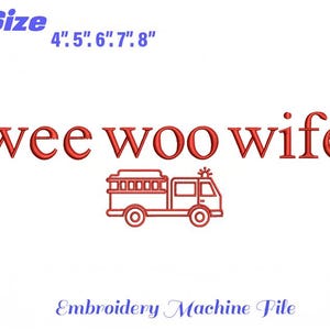 Peut inclure: Sur fond blanc, le texte "wee woo wife" en rouge, avec un contour rouge d'un camion de pompiers en dessous. Au-dessus du texte, les mots "5Size" et "4", 5", 6", 7", 8" en bleu. Les mots "Embroidery Machine File" sont en bas.
