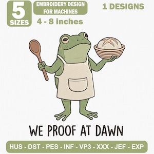Könnte beinhalten: Ein Stickmuster für Maschinen mit einem grünen Frosch in einer beigen Schürze, der einen Holzlöffel und einen Korb mit Brot hält. Der Text lautet: 5 SIZES, EMBROIDERY DESIGN FOR MACHINES, 1 DESIGNS, 4-8 inches und WE PROOF AT DAWN.