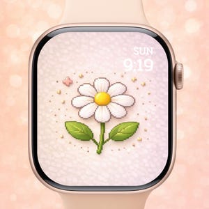 Può includere: Uno smartwatch dorato con un design a fiore di margherita sullo schermo. Il quadrante mostra una margherita bianca con centro giallo, foglie verdi e l'ora 9:19. Il cinturino dell'orologio è di colore rosa chiaro.