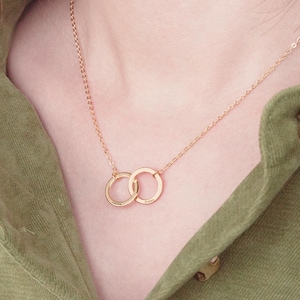 Collar personalizado de círculos entrelazados, joyería de plata esterlina, regalo para mamá, hija, esposa, joyería minimalista hecha a mano, regalo para colega.