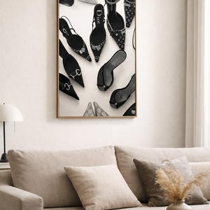 Puede incluir: Una impresi&oacute;n enmarcada que presenta una variedad de zapatos de tac&oacute;n alto negros, incluyendo zapatos de sal&oacute;n y sandalias, sobre un fondo blanco. Los zapatos tienen varios dise&ntilde;os y adornos, algunos con logotipos de marcas.