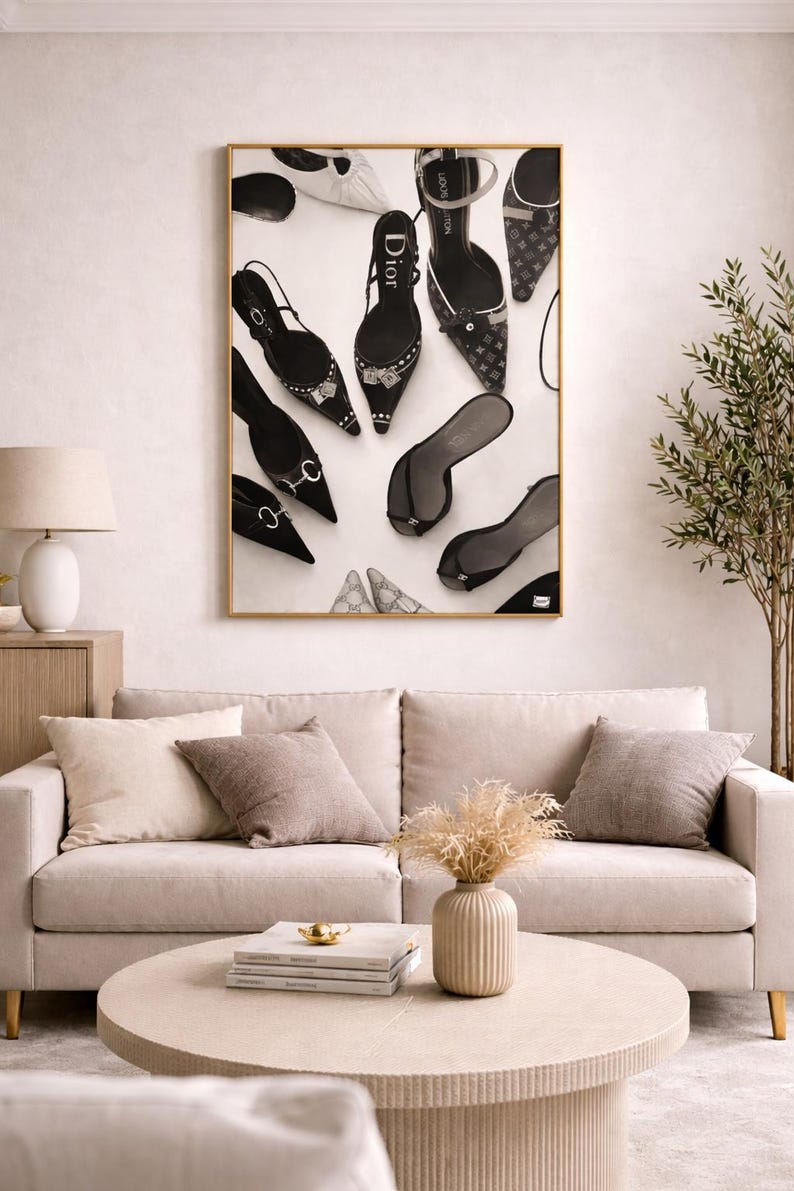 Puede incluir: Una impresi&oacute;n enmarcada con una colecci&oacute;n de zapatos de tac&oacute;n alto en blanco y negro, incluyendo dise&ntilde;os de Dior y Louis Vuitton. Los zapatos est&aacute;n dispuestos sobre un fondo blanco, creando una declaraci&oacute;n de moda elegante.