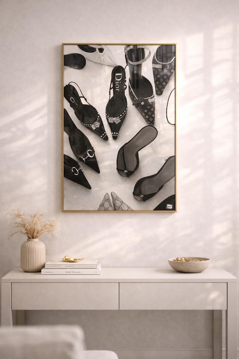 Puede incluir: Una impresi&oacute;n enmarcada que presenta una colecci&oacute;n de zapatos de tac&oacute;n alto, sandalias y zapatos de sal&oacute;n negros. Los zapatos est&aacute;n dispuestos sobre un fondo blanco, con un marco dorado. La imagen incluye varios estilos y dise&ntilde;os de calzado.