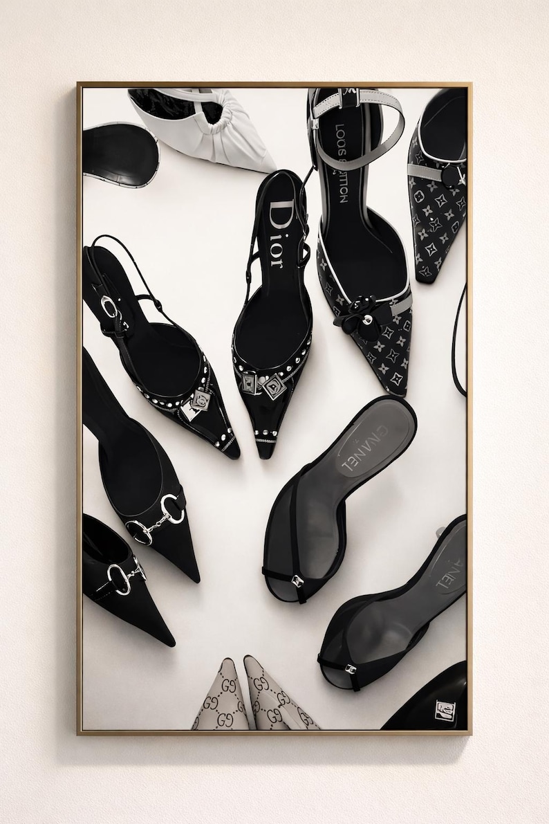 Puede incluir: Imagen enmarcada que presenta una colecci&oacute;n de zapatos de dise&ntilde;o en blanco y negro. La colecci&oacute;n incluye varios estilos de tacones, sandalias y zapatos planos, mostrando marcas como Dior, Louis Vuitton, Chanel y Gucci. Los zapatos est&aacute;n dispuestos sobre un fondo blanco.
