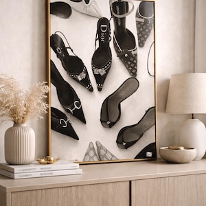 Puede incluir: Una impresi&oacute;n enmarcada que presenta una colecci&oacute;n de zapatos de tac&oacute;n alto de varios estilos. Los zapatos son principalmente negros, con algunos que presentan adornos y logotipos de marcas. La disposici&oacute;n incluye zapatos de tac&oacute;n de punta, slingbacks y sandalias.
