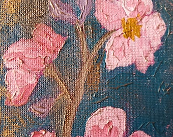 Pintura al óleo original de flores de cerezo rosas con pátina azul bronce antiguo sobre lienzo vertical de 8x20 pulgadas.