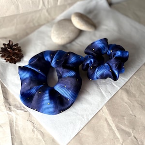 Juego de coleteros de seda hechos a mano - Gomas para el cabello esponjosas, 2 en 1, estampado de estrellas nocturnas